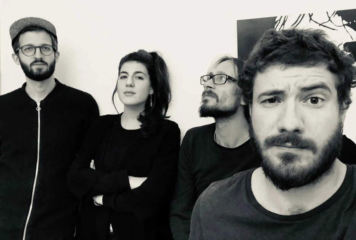 knuts-band-2018 Florian Vogler, Laura Bärlocher, Frédéric Zwicker und Christoph Bucher freuen sich auf viele Konzerte. , Tobias (links) und Florian Vogler bei einem Besuch in der «Aussenstation» der Band Knuts Koffer in Kanada., Quell der Inspiration: Das Büchlein mit den Deutsch-Kroatischen Sätzen., Florian Vogler, Laura Bärlocher, Frédéric Zwicker, Christoph Bucher, Kommunikation mit Tobias Vogler in Kanada während den Album-Aufnahmen im Appenzell., Gruppenfoto nach Abschluss Arbeiten im Appenzell vor dem Häuschen, in dem das Album aufgenommen wurde.