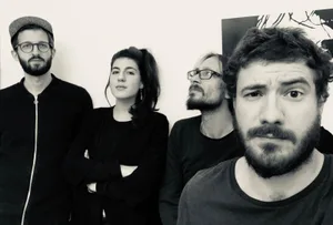 knuts-band-2018 Florian Vogler, Laura Bärlocher, Frédéric Zwicker und Christoph Bucher freuen sich auf viele Konzerte. , Tobias (links) und Florian Vogler bei einem Besuch in der «Aussenstation» der Band Knuts Koffer in Kanada., Quell der Inspiration: Das Büchlein mit den Deutsch-Kroatischen Sätzen., Florian Vogler, Laura Bärlocher, Frédéric Zwicker, Christoph Bucher, Kommunikation mit Tobias Vogler in Kanada während den Album-Aufnahmen im Appenzell., Gruppenfoto nach Abschluss Arbeiten im Appenzell vor dem Häuschen, in dem das Album aufgenommen wurde.