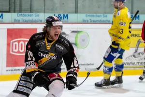_r8i1398 Die Wetziker (hier Adrian Rykart) jubeln auch nächste Saison in der 1. Liga.