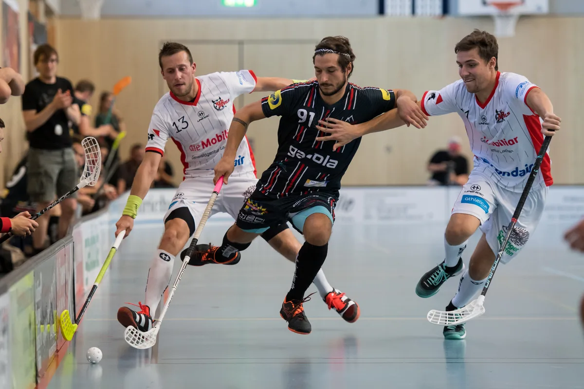 sport_09092018_unihockey_pif-7 Micha Lopez vom UHC Pfannenstiel wird gleich von zwei Gegenspielern bedrängt.