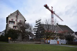 sei_0305 Das Landenberghaus und das angrenzenden Pfarrhaus (rechts im Bild) werden saniert und umgebaut., Die Aussenwände bleiben weitgehend in ihrer ursprünglichen Bausubstanz erhalten.