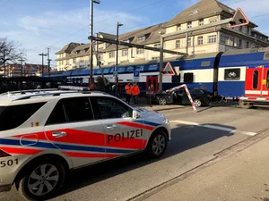 c57f2dc251927bfedfda17479148b757 Zwischen den Schranken eingeklemmt: Im Januar kollidierte im Ustermer Zentrum ein Auto mit einem Zug.