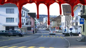 bahnhofstrasse_blutig An der Bahnhofstrasse treffen die Ermittler auf allerlei grantige Gestalten., Das Quartier neben dem Fussballplatz Zelgli wird auch «Vogelquartier» genannt. Hier hat das vermisste Mädchen gewohnt., Im Kafi Füürbeck besprechen die Ermittler den Fall., Die Höglerstrasse: Hier wohnt einer der Verdächtigen., In der Migros stossen die Ermittler auf eine geheimnisvolle Nachricht., Keine Spur des vermissten Mädchens im Waldgebiet unterhalb des Geerens., In der Schützenstube Werlen erholen sich die freiwilligen Helfer nach ihrer Suche im Wald., Hier sind Polizisten und Helfer unterwegs.