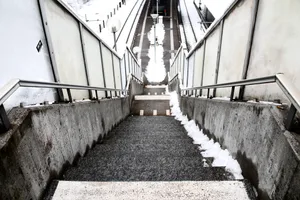 treppe_bearbeitet_2 In die Jahre gekommen: Die Treppe von der Gstalderstrasse aufs Perron in Aathal., Seit 1991 gab es keine Kontrolle an Treppe und Brücke mehr., Laut Gemeinde ist insbesondere die Treppe sanierungsbedürftig., Eine Sperrung des Bereichs unter der Treppe könnte zum Thema werden., Auch die Brücke über die Gelese ist teils marode., Gewisse Stellen seien erodiert, sagt Gemeindepräsident Marco Pezzatti.