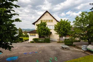 maur_schulhaus_naz-8 Maur hat immer mehr Schüler. Auch das Schulhaus Pünt könnte bald zu klein werden.