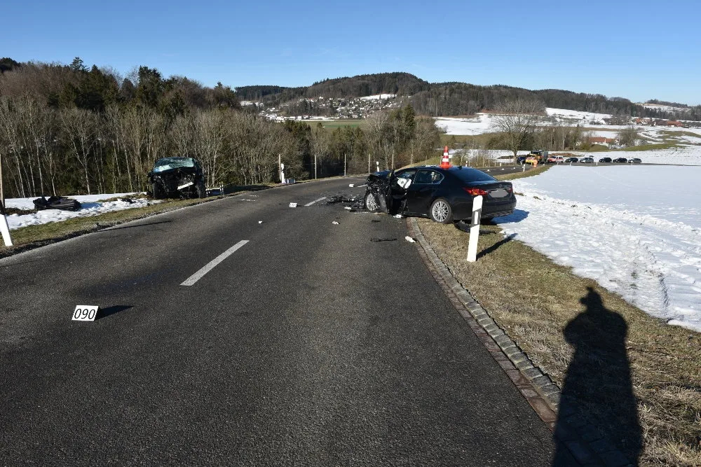 wildberg_0 In Wildberg ist es am Samstagmorgen zu einer Frontalkollision zwischen zwei Autos gekommen. Beide Fahrer wurden dabei verletzt.