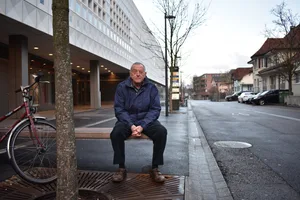 sei_0386 Der ehemalige LdU-Gemeinderat Hans Stopper sorgt sich um die Ustermer Stadtbäume., Hans Stopper findet, dass die Stadt im Winter zu viel Streusalz einsetzt. Die sei anhand der Rostspuren am Gitter zu sehen., «Keiner ist zuständig für die Bäume», sagt Hans Stopper.