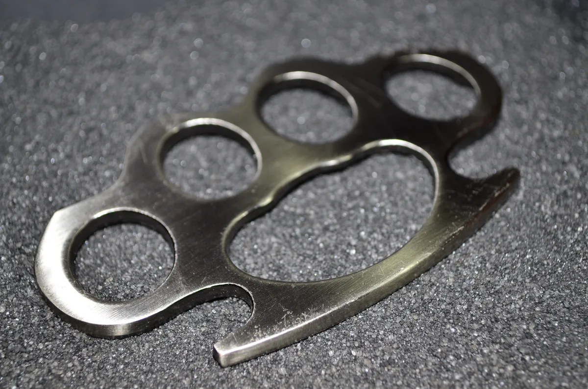 Ein junger Mann, der mit einem Schlagring am Bahnhof Wetzikon drohte, wurde zur Kasse gebeten. (Symbolfoto: Fotolia)