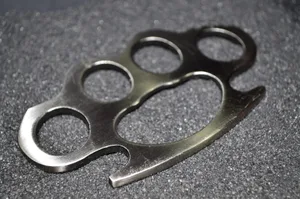 fotolia_51181348_m Ein junger Mann, der mit einem Schlagring am Bahnhof Wetzikon drohte, wurde zur Kasse gebeten. (Symbolfoto: Fotolia)