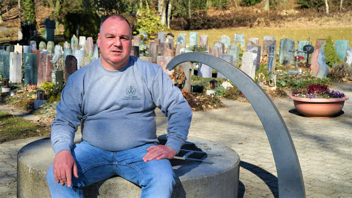 dsc08553_0 Daniel Wernli setzt sich seit den 90er Jahren dafür ein, dass die Friedhofsverordnung Fehraltorf überarbeitet wird., Vor allem kritisiert er die vorgegebene Höhe der Urnengrabmale.