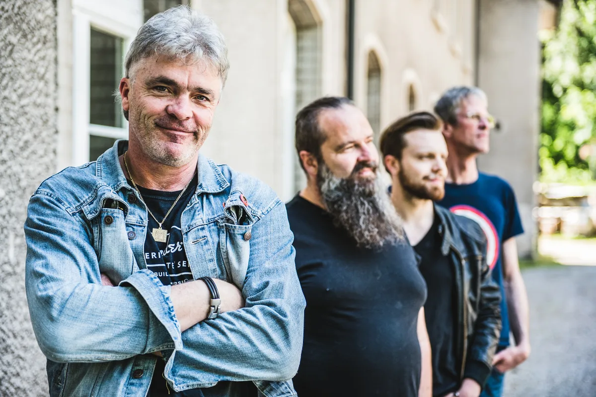 theband_color-129 Das Album «Rising» der Sons of Phoenix stand eine Zeit lang auf der Kippe - die Band trennte sich vom alten Drummer., Der 25-jährige Stephan Eimer war dann die Rettun: Er übernahm den Schlagzeugpart., «Stephan bringt eine völlig neue Energie in die Songs», sagt Bandkollege Sven Rosemann., Von links: Sven Rosemann, Stephan Eimer, Martin Bartholdi und Rino Bollin sind die Rockband Sons of Phoenix.