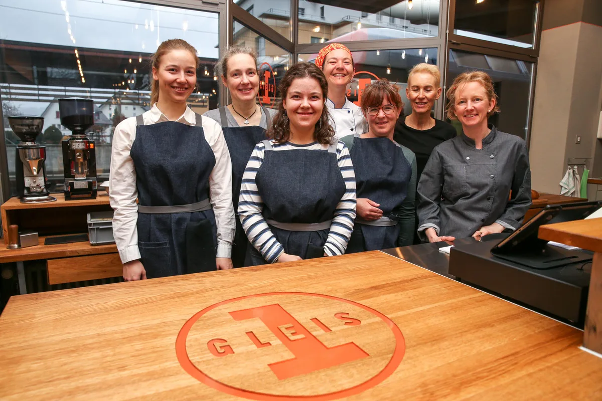 Beim Service sieht Mitinhaberin Käthi Meisser (zweite von links) noch Verbesserungspotential., Am Eröffnungstag war ein Kommen und Gehen im Café., Auch ein Take-Away-Schalter gibt es., Direkt am Gleis steht das neue Café.