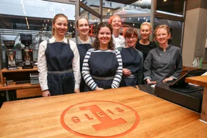 uster_01032019_gleis_1_nag-5_1 Beim Service sieht Mitinhaberin Käthi Meisser (zweite von links) noch Verbesserungspotential., Am Eröffnungstag war ein Kommen und Gehen im Café., Auch ein Take-Away-Schalter gibt es., Direkt am Gleis steht das neue Café.