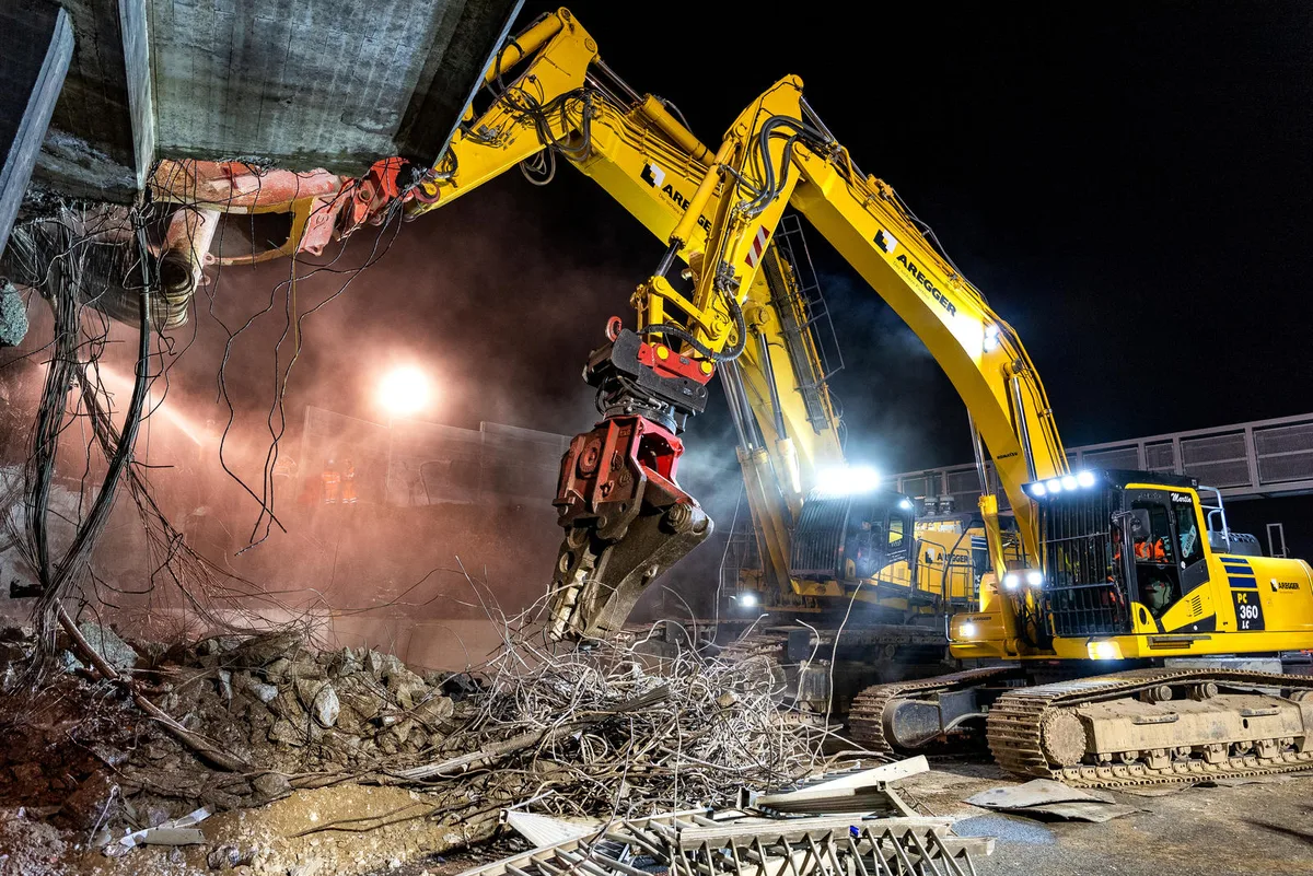 2019-03-09_abbruch_ueberfuehrung_obere_wangenstrasse_bruettisellen_045 Mit riesigen Maschinen begannen in der Nacht auf Sonntag die Arbeiten an der Oberen Wangestrasse., Zuerst das Geländer, dann gings Stück für Stück weiter., Stück für Stück wird die Überführung abgerissen., Trotz Stau wurde den Bauarbeitern immer wieder freundlich zugehupt., Wenn auch weiterhin alles in geplantem Tempo läuft, dann ... , ... kann die Überführung «Obere Wangenstrasse» gegen Ende des kommenden Septembers wieder vollständig befahren werden.