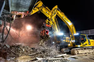 2019-03-09_abbruch_ueberfuehrung_obere_wangenstrasse_bruettisellen_045 Mit riesigen Maschinen begannen in der Nacht auf Sonntag die Arbeiten an der Oberen Wangestrasse., Zuerst das Geländer, dann gings Stück für Stück weiter., Stück für Stück wird die Überführung abgerissen., Trotz Stau wurde den Bauarbeitern immer wieder freundlich zugehupt., Wenn auch weiterhin alles in geplantem Tempo läuft, dann ... , ... kann die Überführung «Obere Wangenstrasse» gegen Ende des kommenden Septembers wieder vollständig befahren werden.