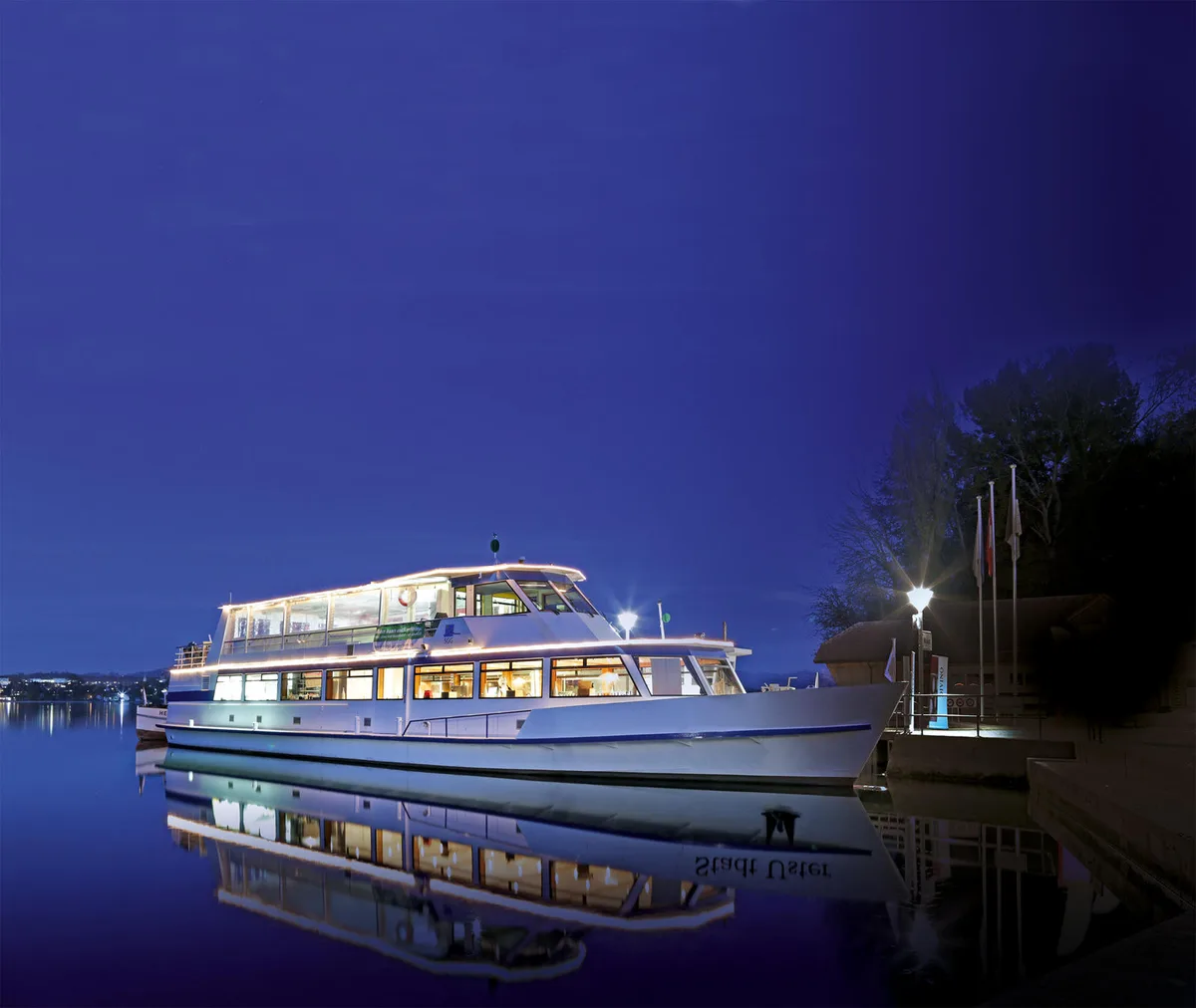 pr_gl_2909_schiff_bild Für die Abendstunden bietet die Schifffahrts-Genossenschaft Greifensee neue Rundkurse an., Für die Rundfahrten eignen sich die drei grössten Schiffe der Gesellschaft., Für Vögelbeobachter sollen auf dem «Ornithologische Frühschiff» mehr als nur Enten zu beobachten sein.