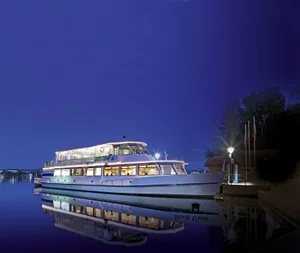 pr_gl_2909_schiff_bild Für die Abendstunden bietet die Schifffahrts-Genossenschaft Greifensee neue Rundkurse an., Für die Rundfahrten eignen sich die drei grössten Schiffe der Gesellschaft., Für Vögelbeobachter sollen auf dem «Ornithologische Frühschiff» mehr als nur Enten zu beobachten sein.
