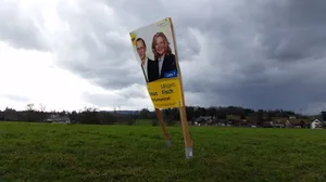 20190310_151929 Dunkle Wolken und starke Winde haben Kandidaten in Schräglage versetzt., Kein Problem mit dem Wind hat dieses Plakat. Schliesslich sorgt eine dicke Mauer für Schutz., Gut positioniert, aber Wind und Wetter ausgesetzt: Das war zu viel für diese Plakate.