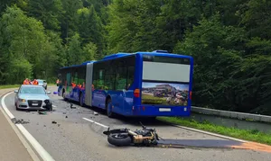 grundtal_unfall_kapo Bei diesem Unfall in Wald war auch ein VZO-Bus involviert., Einen Schwerverletzten gab es bei diesem Unfall im vergangenen Jahr in Gossau., In der Dorfstrasse Rüti sorgte ein weiterer Unfall für Schlagzeilen.