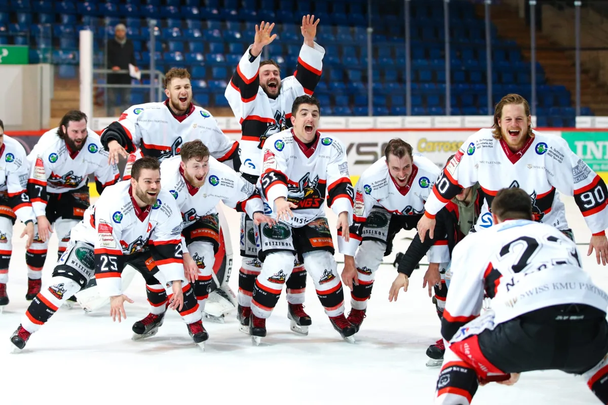 whatsapp_image_2019-03-14_at_22-54-44 Die Spieler der Dürnten Vikings feiern sich nach dem Gewinn des Ostschweizer Zweitliga-Meistertitels.