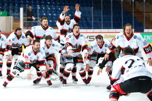 whatsapp_image_2019-03-14_at_22-54-44 Die Spieler der Dürnten Vikings feiern sich nach dem Gewinn des Ostschweizer Zweitliga-Meistertitels.