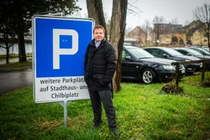 duebendorf_15032019_badiparkplatz_sbo_5_preview Hier müssen Badigäste bald Gebühren zahlen. Stadtrat Martin Bäumle ist sich bewusst, dass es dafür nicht nur Applaus geben wird.