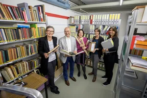 uster_28032019_archiv_crm_4 Von links: Christa Weisshaupt, Felix Hess, Marlis Schlumpf, Andrea Larry und Gemeindeschreiberin Cornelia Müller., Die Mönchaltorfer SP-Gemeinderätin Andrea Larry fand interessante historische Dokumente, Die historische Bibel wird nur mit Handschuhen angefasst., Jahresberichte und Fotoalben aus der Mönchaltorfer Vergangenheit.