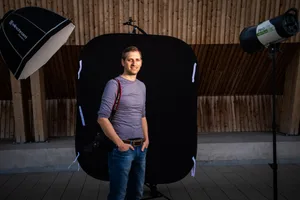 wetzikon_02042019_christianmerz_sbo_3 Der Mönchaltorfer Fotograf Christian Merz mit einem Teil seiner Arbeitsgeräte. , Mit diesem Bild hatte er den Swiss Press Photo Award 2019 in der Kategorie Alltag gewonnen. , Ein Bild von Merz von der Knie-Tournee 2017, Oder vom Sänger Sting bei seinem Auftritt in Dübendorf., Ein Bild von Merz aus dem Jahr 2014 zum 3.Ligaspiel FC Russikon gegen FC Zürich-Affoltern.