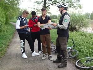 ranger_mit_besucher Aufklären gehört auch zur Arbeit des Rangerteams am Greifensee. Im vergangenen Jahr hatte das Team alle Hände voll zu tun., Teamleiter Niklas Göth musste erstmals Bussen verteilen., Die Rangerinnen und Ranger mussten auch Leute aus den Naturschutz-Zonen weisen.