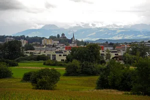 2286441 Die Strasse Uster West soll auch durch das Lorengebiet führen. Dabei wird die Brandschänki im Norden umfahren. , Wartezeit beim Ustermer Bahnübergang durch die Winterthurerstrasse.
