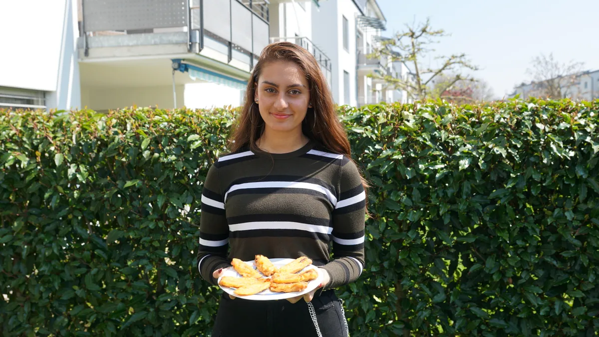 jasmina_online Jasmina Knilledattukaran organisiert ein indisches Mittagessen. Die Einnahmen spendet sie.