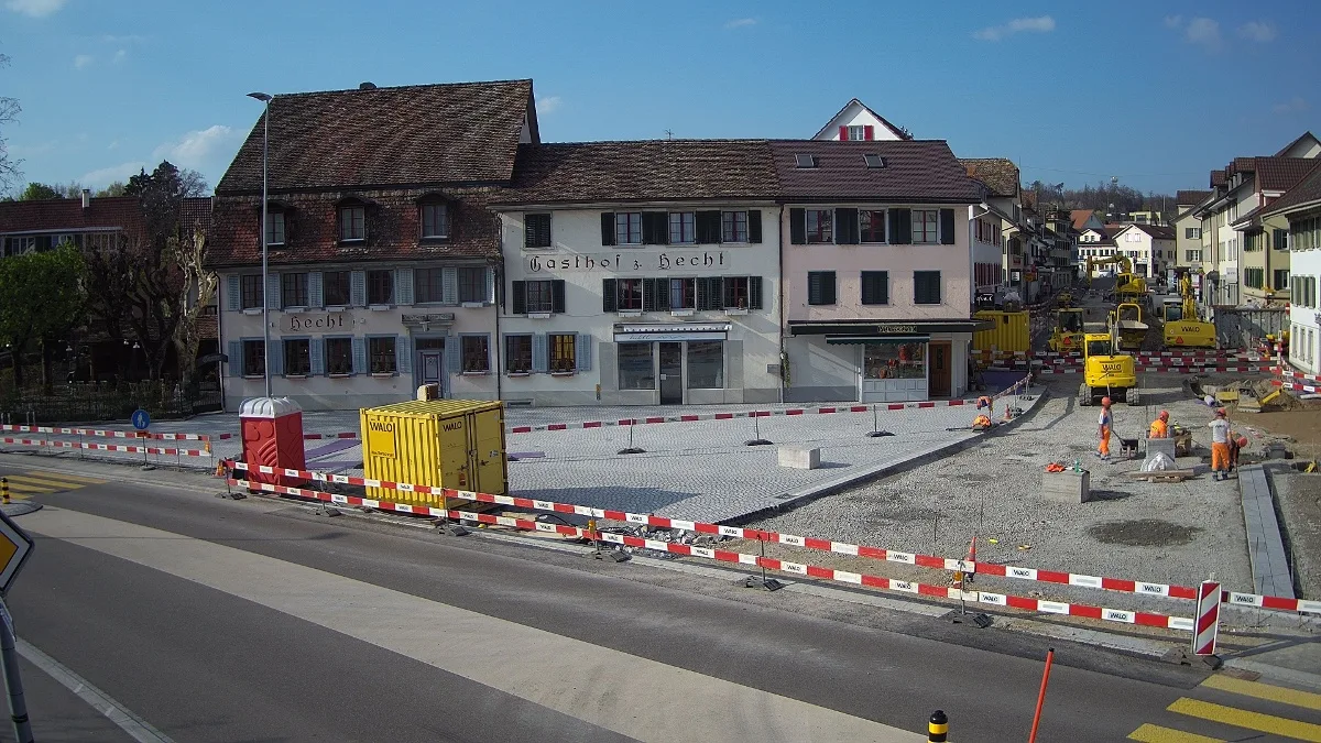 Die Seestrasse wird derzeit neu gestaltet. Ob sie in der Adventszeit auch feierlich beleuchtet wird, bleibt abzuwarten. , Daniel Haldimann, Alex Kündig und Lukas Steudler setzen sich für eine Beleuchtung der Seestrasse ein.