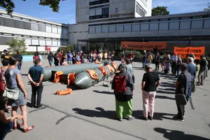 uster_08092018_seebruckeuster_nag-20_preview_1 Im September fand vor dem Stadthaus eine Kundgebung für Migranten statt, im Juni ist hier eine Frauenstreik-Kundgebung.