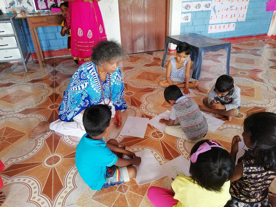 initiantin Die Ustermerin mit Schülern der Sawariappa School., Mit dem Kleiderverkauf in Uster wurde die Schule in Sri Lanka mitfinanziert., Im April 2018 wurde der Grundstein für die Sawariappa School gelegt., Die Sawariappa School, für die sich das Ustermer Ehepaar engagierte, trägt mittlerweile ein Dach.