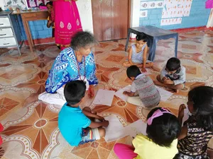 initiantin Die Ustermerin mit Schülern der Sawariappa School., Mit dem Kleiderverkauf in Uster wurde die Schule in Sri Lanka mitfinanziert., Im April 2018 wurde der Grundstein für die Sawariappa School gelegt., Die Sawariappa School, für die sich das Ustermer Ehepaar engagierte, trägt mittlerweile ein Dach.