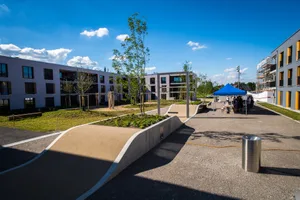 moenchaltorf_26062018_silbergrueb_sbo_1 In der Silbergrueb sind noch zehn Wohnungen frei., Die Wohnungen kosten bis zu 2500 Franken pro Monat., Die Aussenräume sind noch nicht vollständig fertig. So stellen sich die Macher diese vor., So soll die fertige Anlage einst aussehen. Zwei Bauetappen müssen noch realisiert werden.