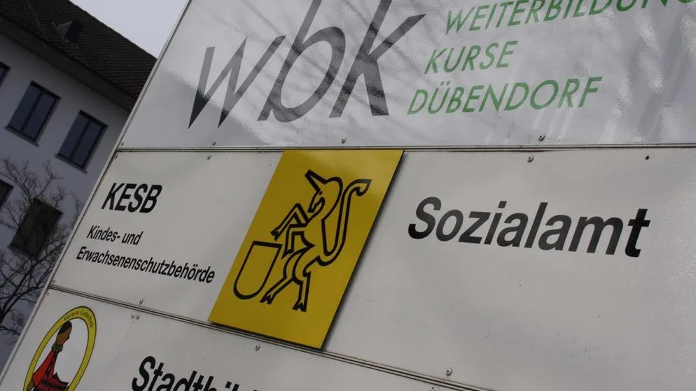 sozamt Seit Anfang Jahr häuften sich die Beschwerden über das Sozialamt wieder., Fachlich gut, menschlich gibts noch Verbesserungspotenzial: Das hält der Bericht der Ombudsstelle fest., Lange waren die internen Richtlinien der Sozialhilfe unter Verschluss, im März wurde das Papier überraschend veröffentlicht.