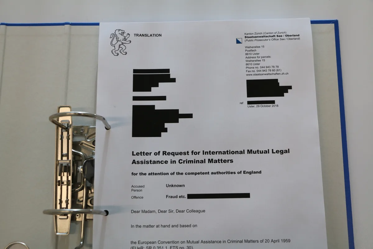 Ein Rechtshilfeersuchen aus Uster: unspektakulär, aber zentral bei der Verfolgung von Cyberkriminellen. (Fotos: Ernst Hilfiker), Digitale Kriminalität, analog belegt: Dokumente zu einem grossen Oberländer Internetbetrug füllen 15 Bundesordner., Im Web gibt es seitenweise Porträtbilder, die für Romance Scamming missbraucht wurden. (Foto: Screenshot Scamdigger.com)