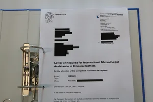 25_a_img_4593 Ein Rechtshilfeersuchen aus Uster: unspektakulär, aber zentral bei der Verfolgung von Cyberkriminellen. (Fotos: Ernst Hilfiker), Digitale Kriminalität, analog belegt: Dokumente zu einem grossen Oberländer Internetbetrug füllen 15 Bundesordner., Im Web gibt es seitenweise Porträtbilder, die für Romance Scamming missbraucht wurden. (Foto: Screenshot Scamdigger.com)