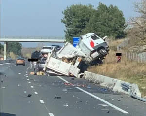 pd Der Unfall des Lastwagens mit den Maurmer Gebührensäcken sorgte für eine Lieferverzögerung und war der Beginn der Debatte..., ... über Kehrichtsäcke aus ausländischer Produktion.