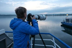 uster_04052019_ornithologenschiff_nag-3_1 Hobbyfotograf Peter Schwager steht mit seinem neuen Teleobjektiv bereit., Die «Stadt Uster» liegt morgens um 5.30 Uhr zur Abfahrt bereit. , Erst Frühstücken, dann Vögel beobachten., Oder beides zusammen machen., Das Buffet mit Blick auf den Greifensee., Rangerin Maria Rohrer von der Greifensee-Stiftiung informierte die Gäste über die Vogelwelt., Feldstecher wurden von der Greifensee-Stiftung zur Verfügung gestellt., Fotosujets gab es reichlich. , Die Ausrüstung der Hobby-Ornithologen: Ein Feldstecher mit 60-fachem Zoom. , Vögel beobachten und wieder vergessen..., ... oder fotografisch festhalten.