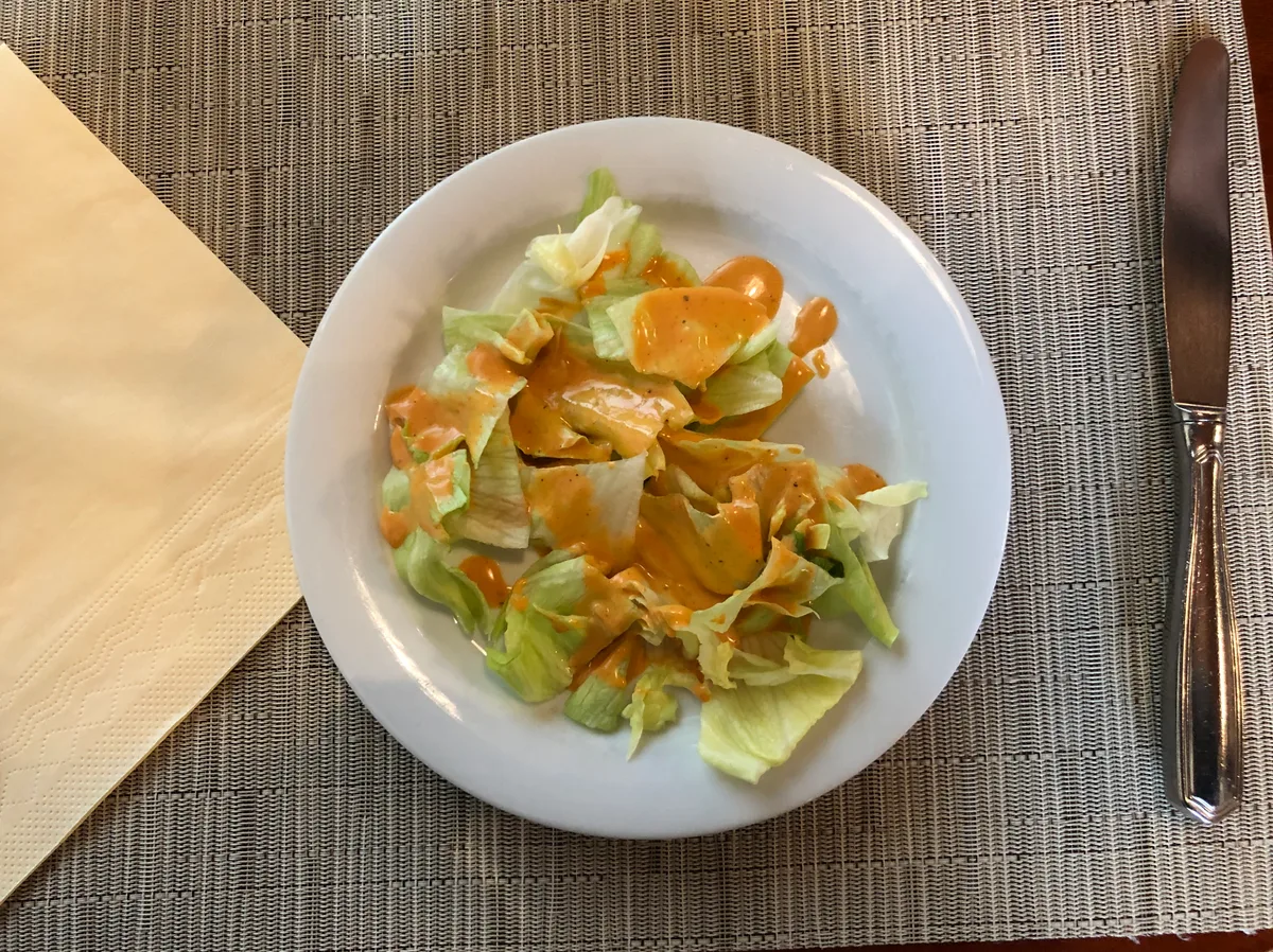 Die Farbe der Salatsauce sorgte für Diskussionen am Tisch. Foto: David Marti
