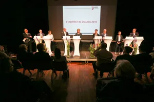 uster_09052019_stadtrat_im_dialog_nag-1_0 Der Stadtrat mit Moderator Hansruedi Galliker und Stadtschreiber Daniel Stein., Stadtpräsidentin Barbara Thalmann (SP) eröffnete den Wirtschaftsempfang., Moderator Hansruedi Galliker führte durch den Abend., Zum Schluss durfte das Publikum ran.