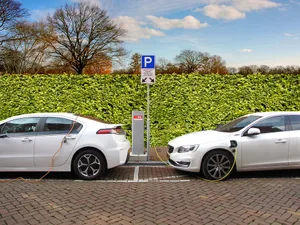 electric-car-2783573_960_720 In den neuen Legislaturzielen schreibt sich der Pfäffiker Gemeinderat die Elektromobilität auf die Fahne., Der Pfäffiker Gemeinderat hat vier Hauptziele im Bereich Energieentwicklung definiert. , Dazu gehören Solarpanels, wie sie heute etwa schon auf dem Dach des Chesselhuus installiert sind., Die öffentliche Strassenbeleuchtung soll durch LED-Leuchtmittel ersetzt werden. , Der CO2-Ausstoss soll durch gezielte Förderung der Elektromobilität gefördert werden. Im Bild eine E-Tankstelle in Russikon., Zudem soll die Anzahl der Erdölheizungen minimiert werden. Im Bild der Fernwärmetauscher in der ARA Fehraltorf.