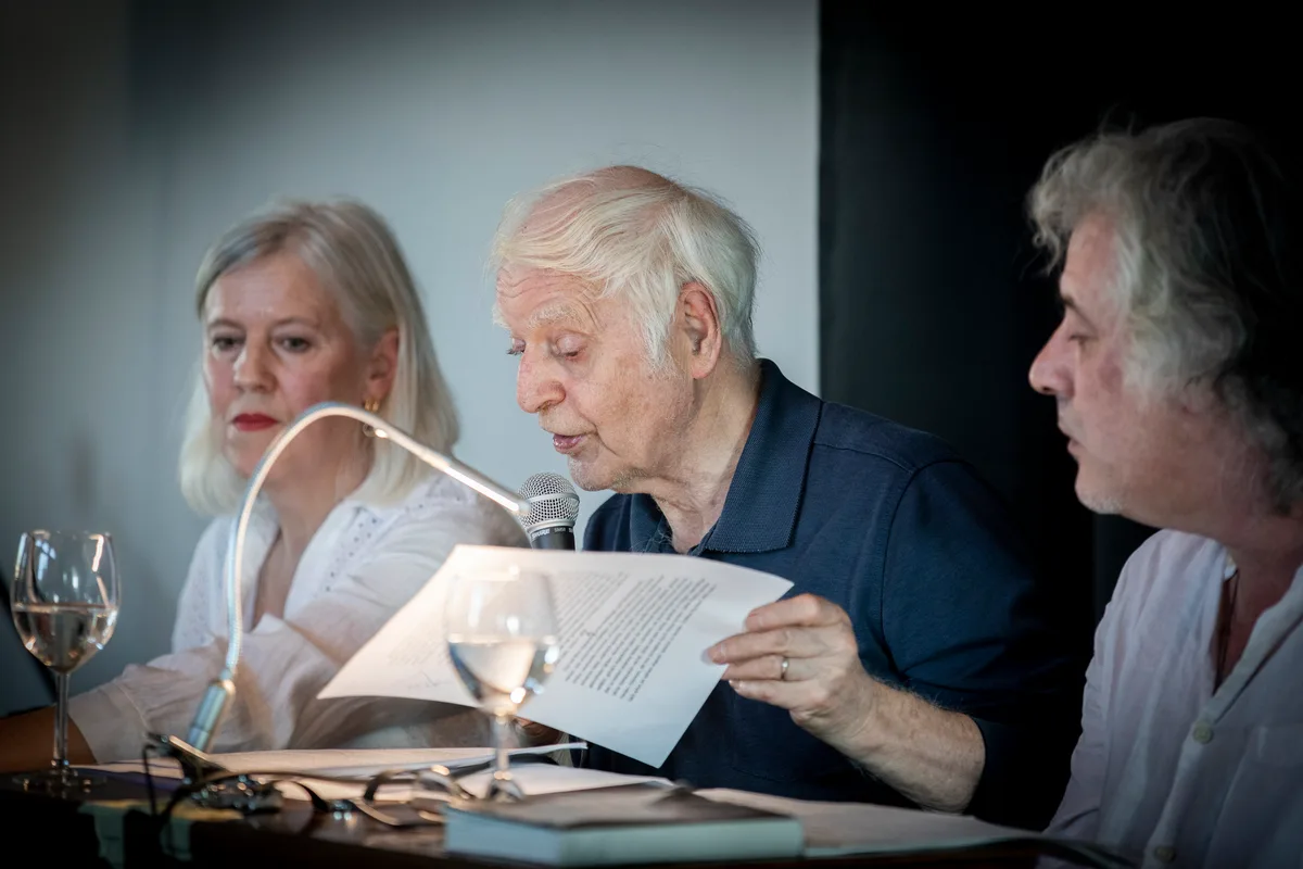 uster_23052019_muschg_crm_2 Adolf Muschg (mitte) flankiert von Moderatorin Monica Mutti und Übersetzer Theo Votsos., Muschg hat letzte Woche den Gottfried Keller-Preis erhalten., Etwa 35 Zuhörer kamen zur Lesung am Donnerstagabend.