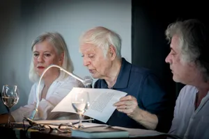 uster_23052019_muschg_crm_2 Adolf Muschg (mitte) flankiert von Moderatorin Monica Mutti und Übersetzer Theo Votsos., Muschg hat letzte Woche den Gottfried Keller-Preis erhalten., Etwa 35 Zuhörer kamen zur Lesung am Donnerstagabend.
