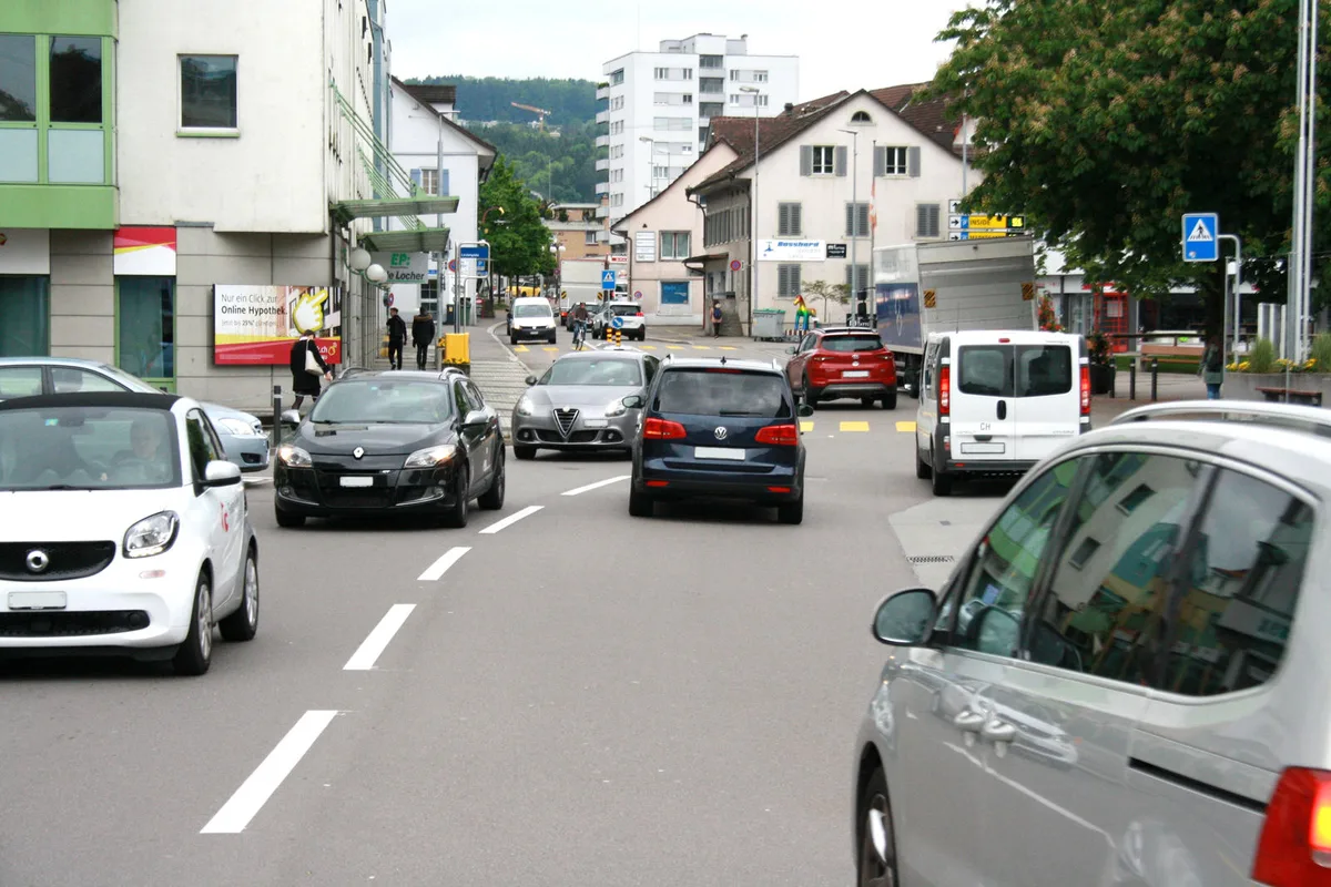 lindenplatz_web_tba Der Stadtrat erhofft sich von der Massnahme auch eine Verflüssigung des Verkehrs in den Stosszeiten. Im Bild der Lindenplatz., Von den Massnahmen ist eine Fläche von 210'000 Quadratmetern im Stadtzentrum betroffen.