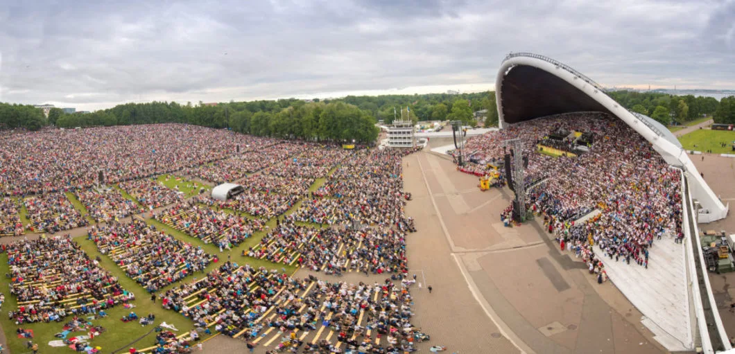 untitled_panorama1-1060×511 Das Festival Laulupidu in Estland zieht weit über 100'000 Personen an., Es ist weltweit eine der grössten Veranstaltungen für Laienchöre., Johannes Schmidlin brachte den Gesang nach Wetzikon., Hans Georg Nägeli kultivierte die Tradition in Wetzikon und verbreitete sie im ganzen deutschen Raum., Bis heute ist eine Büste von Nägeli an der Reformierten Kirche Wetzikon angebracht.