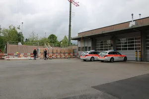 20_1_a_img_4644 Das flache Bürogebäude (links) der Verkehrspolizei wird um einen Stock erhöht, die Werkstatt daneben «nur» saniert., Der Ausrüstraum ist bereits fertiggestellt., Auch ein neuer Unterstand für Dienstfahrzeuge steht schon., Die unterirdische Garage für die Patrouillenwagen bleibt unverändert., Umfassende Veränderungen gibt es hingegen im derzeit vollständig ausgehölten Bürogebäude., Im Untergeschoss, wo früher eine Zelle war, entsteht eine Dusche für die Polizistinnen., Die Verkehrspolizei arbeitet während des Baus in einem Container-Provisorium.