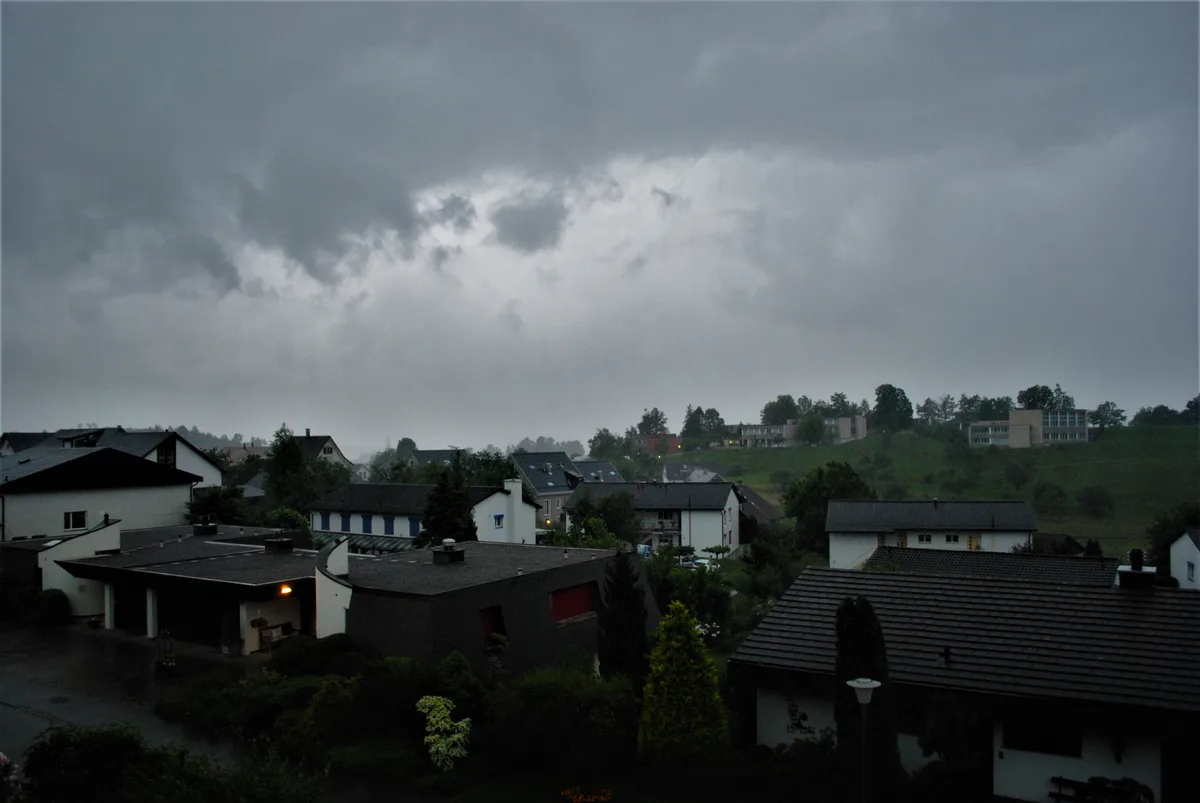 dsc_0219_3 20.25 Uhr: Der Seegräbner Ortsteil Sack im Vollwaschgang..., ...die Blitzrate ist mässig, umso stärker ist aber der Regen., Das Blues'n'Jazz in Rapperswil wurde unterbrochen., Auf die Stimmung wirkte sich das Sommergewitter aber nicht negativ aus., Blick in Richtung Pfannenstiel kurz nach 18 Uhr - dunkle Wolken als Vorboten. , Der Wellengang am Seeufer., Der Blick in Richtung Pfannenstiel um 18.45 Uhr - die Wolken sind dunkler geworden..., Auch in Richtung Glarner Alpen sieht es um 19.10 Uhr bedrohlich aus., 19.40 Uhr: Die Regenfront erreicht den Pfannenstiel und zieht Richtung Oberland., 20.05: DIe Front zieht über den Pfannenstiel., Donner, Blitz, regen - das Wetter wurde am Samstagabend immer ungemütlicher., Nach dem Sturm am Himmel der Sturm auf der Bühne: Nik West in Rapperswil.